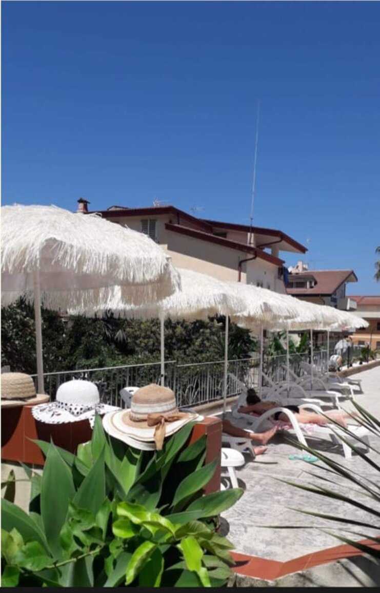 relax con cappelli.jpeg