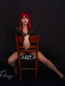 Valeria sala pose