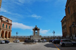 treia_-_piazza_della_repubblica.jpeg