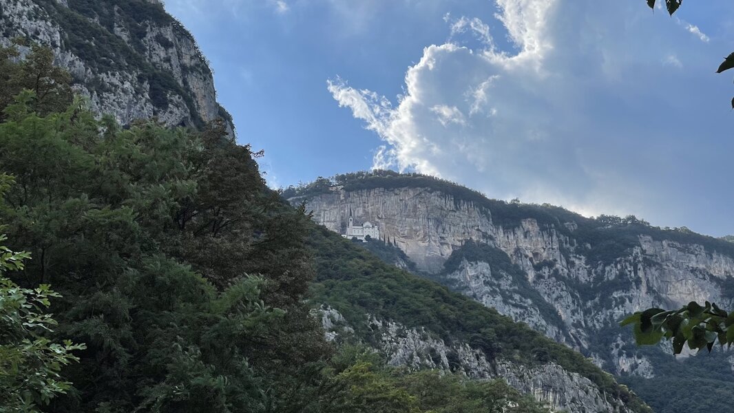 Il santuario della Madonna della Corona visto da Brentino.