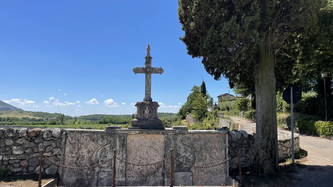 Sulla via del santuario, l'antica croce in localit� Platano, Caprino Veronese.
