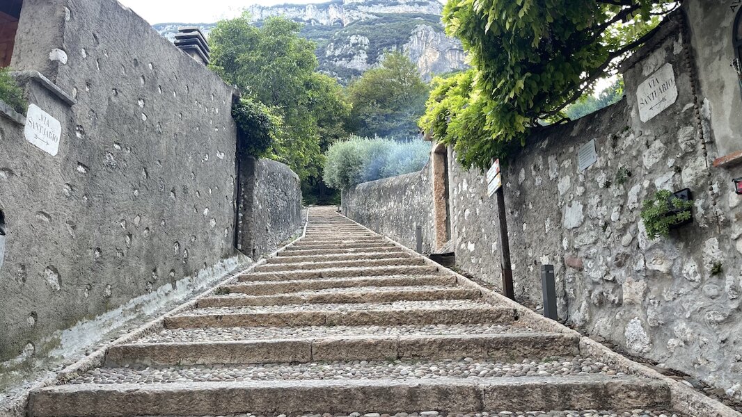 Il tratto iniziale della scalinata che da Brentino porta alla Madonna della Corona.
