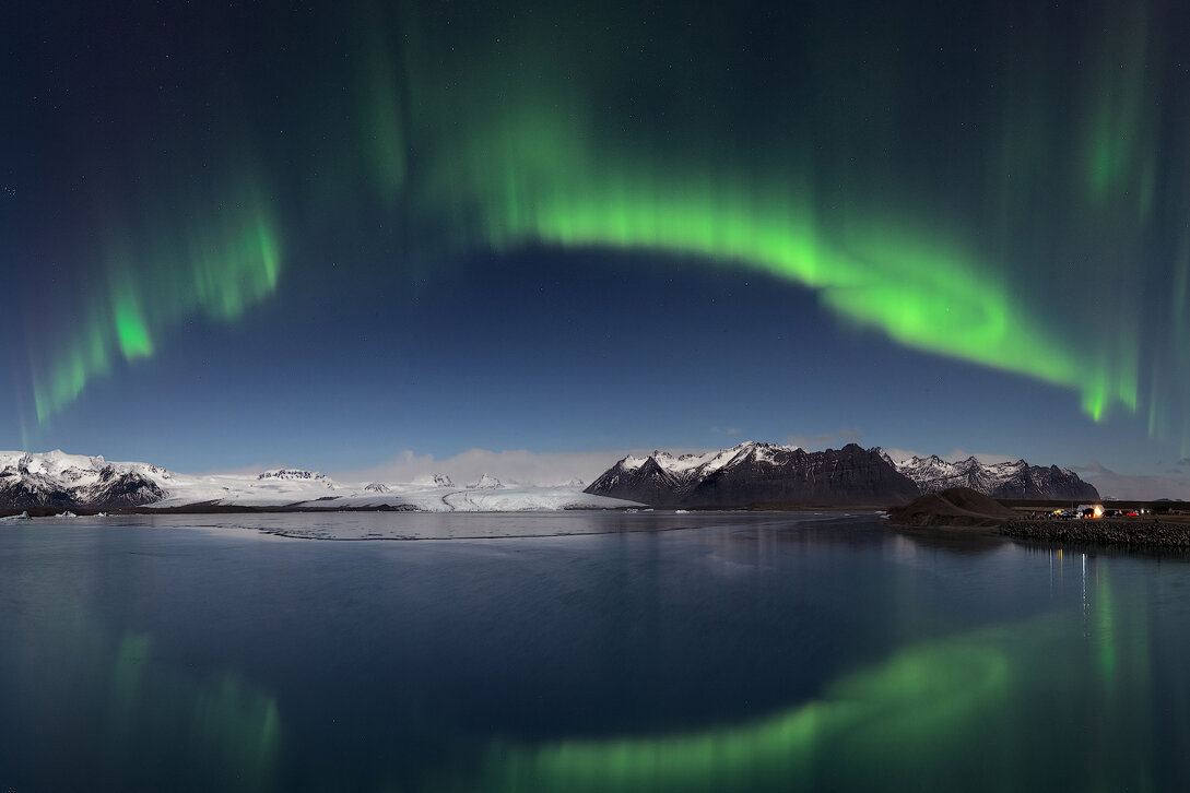 Aurora boreale nel cielo notturno islandese sopra un paesaggio naturale