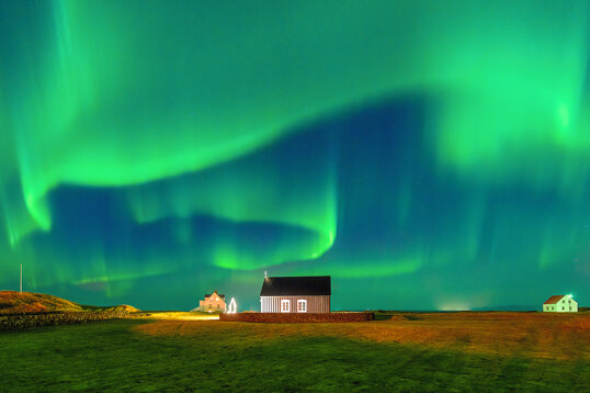Tipico paesaggio islandese di notte con aurora boreale