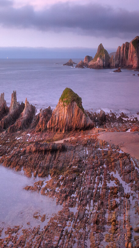 Scatto di paesaggio nelle Asturie tra oceano e formazioni rocciose