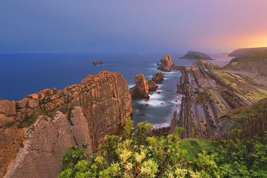 Costa frastagliata della Spagna del Nord all'alba