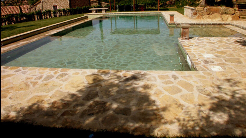 piscina tutta pietra.jpeg