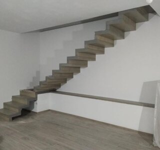 Scala sospesa in acero verniciato grigio