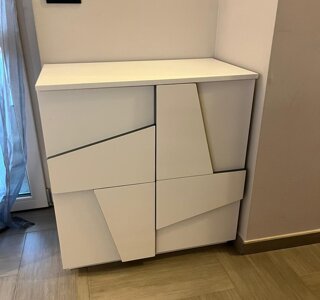 Mobile per ingresso, laccato bianco, con motivo geometrico applicato sulle ante