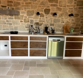 Cucina in muratura con cassetti in castagno massello tinta noce