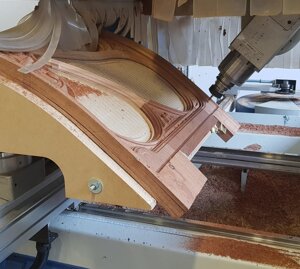 Lavorazione in corso su elemento curvo