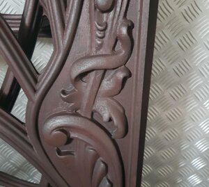 Dettaglio decoro fresato su elementi porta grandi magazzini di Londra
