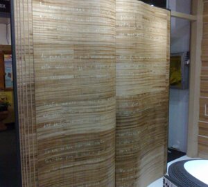 Porta con ante scorrevoli curve con testo fresato