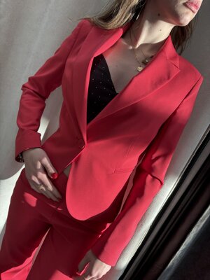 blazer-mono-bottoneelegante-modello-corto-maniche-lunghe-taschino-filetto-alla-vita