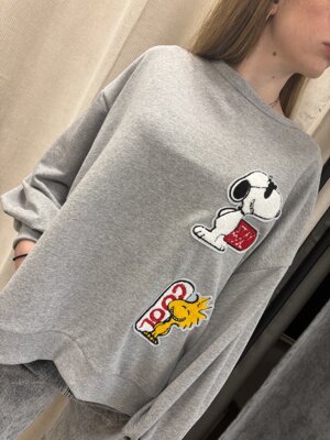 felpa-garzata-snoopy-con-patch-laterali-leggermente-piu-lunga-sul-retro