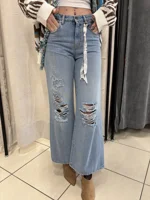 jeans-con-strappi-e-patch-sul-retro-taglio-largo