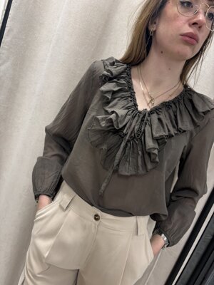 camicia-velata-con-voulavant-sul-collo-e-cordino-leggermente-trasparente-con-elastico-nei-polsi
