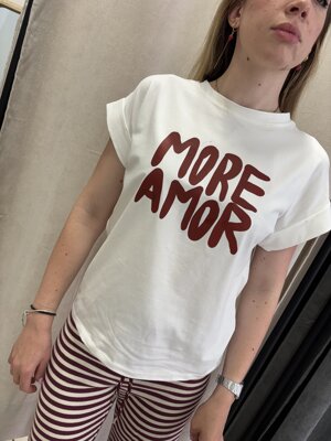 t-shirt-bianca-con-stampa-bordeaux-risvolto-nella-manica-giro-collo