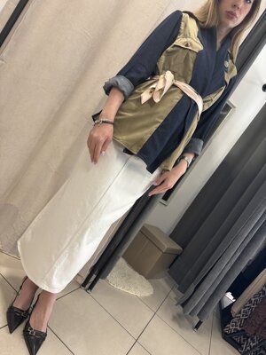giacca-senza-bottoni-con-foulard-in-vita-e-gioiello-spilla