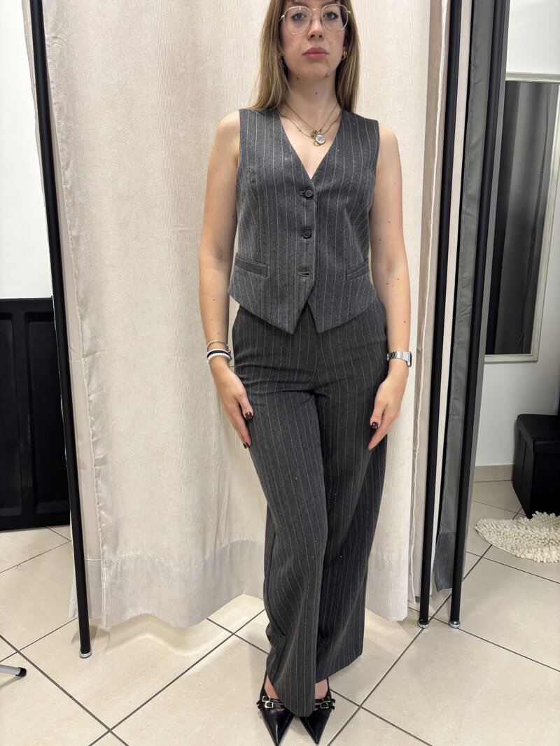 gilet-gessato-relish-con-micro-strass-femminilita-e-luce-in-chiave-sartoriale