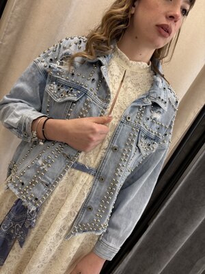 giacca-jeans-con-borchie-e-strappi-con-colletto-e-taschini-sul-davanti-del-petto-piu-lunga-nella-parte-dietro