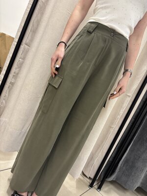 pantalone-cargo-con-tasche-laterali-bottone-in-vita