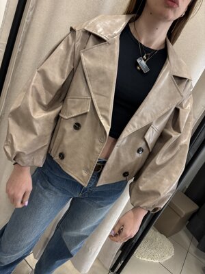 bomber-in-ecopelle-con-doppio-petto-tasche-e-collo-sciallato-maniche-a-palloncino