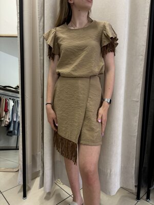 maglia-con-frange-sulla-manica-disponibile-anche-la-gonna-in-abbinamento