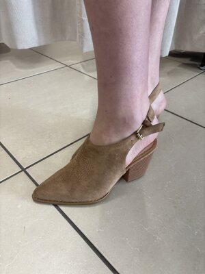 texano-sabot-con-tallone-aperto-e-cinturino-in-eco-camoscio-tacco-7-cm