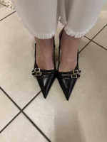 slingback-vera-pelle-modello-a-punta-allungata-laccio-sul-dietro-regolabile-e-fibbie-sul-davanti-regolabili-tacco-7-cm