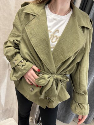 trench-corto-con-doppio-petto-collo-reverse-cintura-in-vita-e-sui-polsini-spalline-con-bottoni