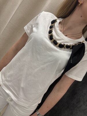 t-shirt-semplice-con-collana-removibile-manica-corta