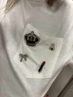 t-shirt-over-con-taschino-e-un-patch-non-removibile-spille-removibili-vestibilita-comoda