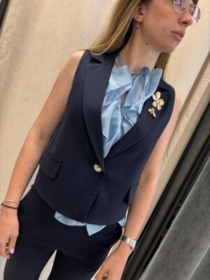 gilet-crop-con-bottoni-scollo-a-v-con-spille-rimovibili-e-finte-tasche-pantalone-in-abbinato