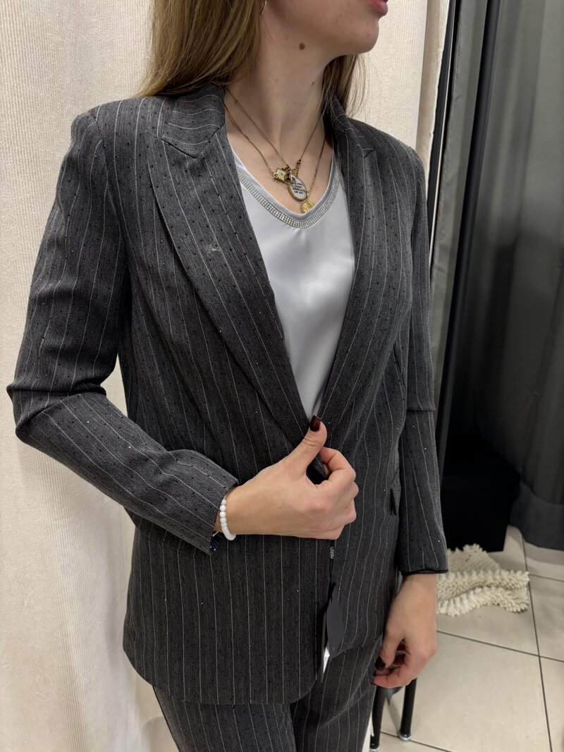 giacca-gessata-relish-con-micro-strass-eleganza-con-un-tocco-di-luce