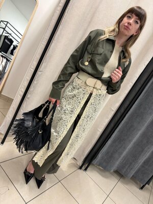 camicia-militare-con-gonna-in-pizzo-attaccata-manica-lunga-con-bottoni-e-colletto-e-spille-incorporate