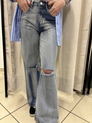 jeans-modello-wide-leg-slavato-con-bottoni
