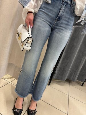 jeans-elasticizzato-dritto-con-stella-in-fondo-e-sfrangiato