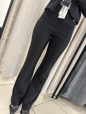 pantalone-aderente-con-zampa-sul-fondo-con-cerniera-laterale