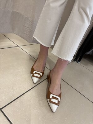 slingback-color-cuoio-e-bianco-con-laccio-dietro
