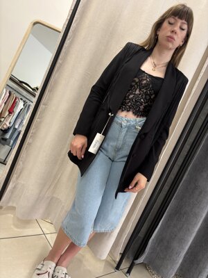 giacca-nera-con-bottone-scollo-a-v-cutout-sulla-schiena-con-frange-disponibile-anche-in-pantalone-nero-per-completare-il-completo
