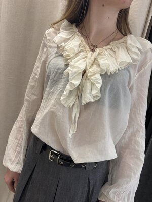 camicia-velata-con-voulant-sul-collo-e-cordino-leggermente-trasparente-con-elastico-nero-polsi