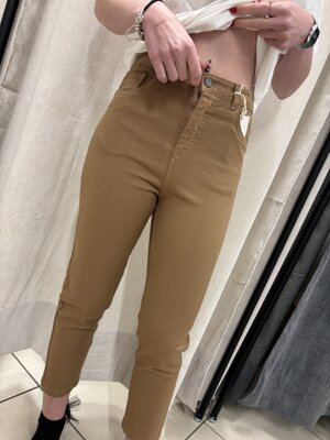 jeans-sinny-con-tasche-frontali-e-posteriori-un-bottone-e-cerniera