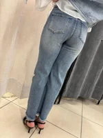 jeans-elasticizzato-dritto-con-stella-in-fondo-e-sfrangiato
