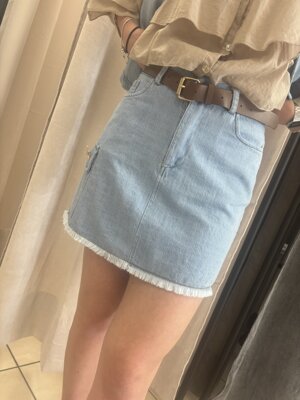 mini-gonna-in-jeans-con-tasca-laterale-spilla-sulla-tasca-con-cintura-inclusa-disponibile-gilet-abbinato