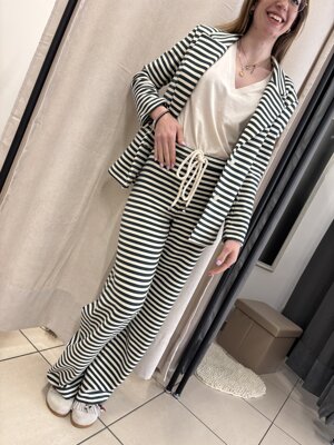 giacca-a-righe-in-maglia-con-patch-sul-lato-e-bottono-centrali-con-spalline-pantalone-abbinato-disponibile-nella-sezione-pantaloni