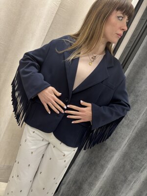 giacca-con-due-bottoni-e-tasche-tessuto-maglia-stoff-foderatataschino-sul-petto-e-frange-sul-retro
