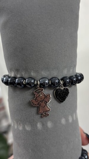 bracciale-con-perline-scure-e-charm-angioletto