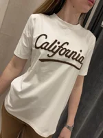 tshirt-con-scritta-in-rilievo-vestibilita-normale-fondo-bianco-scritta-colorata