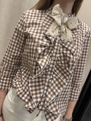 camicia-a-quadri-con-rouche-centrali-e-fiocco-spilla-removibile-con-cameo-sul-colletto-collo-alla-coreana